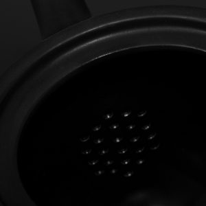 預判羅志祥會提早入手，KAWS 全新「黑魂聯名」陶瓷茶壺即將發售！