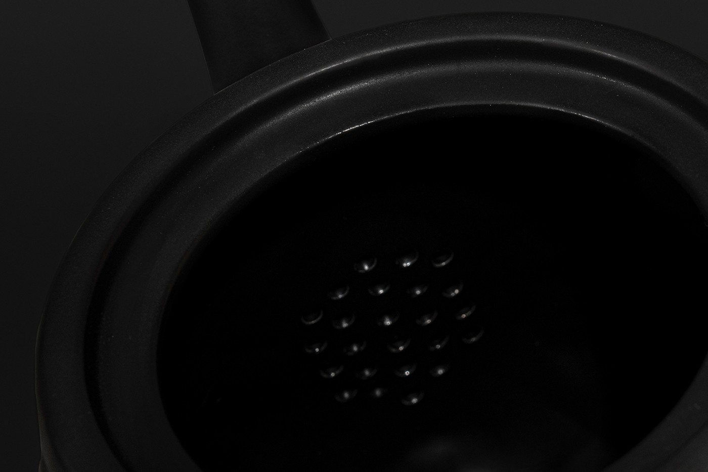 預判羅志祥會提早入手，KAWS 全新「黑魂聯名」陶瓷茶壺即將發售！