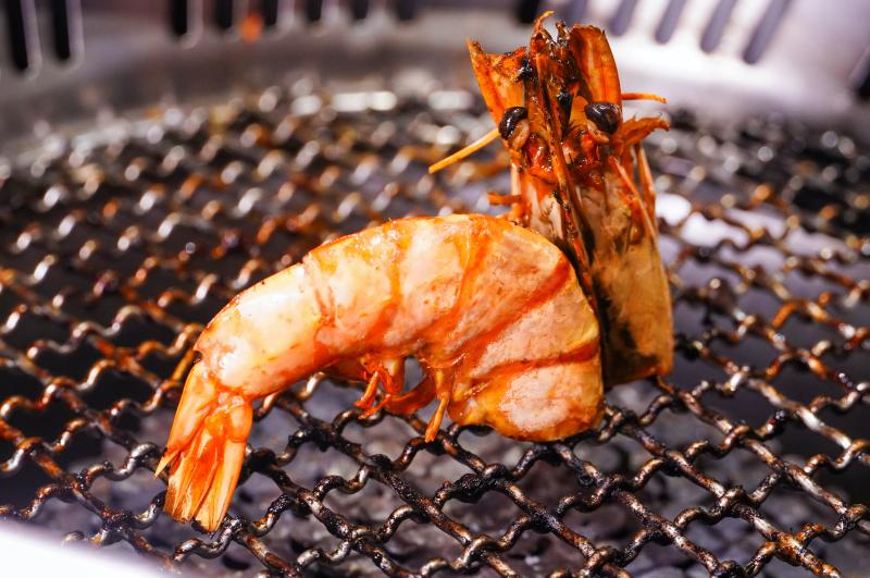 燒肉名店「哞哞屋」開春菜單注新血， 只要1688！日本A5、見島和牛、巨大海虎蝦、北海道帆立貝火烤二式吃到飽超過癮！