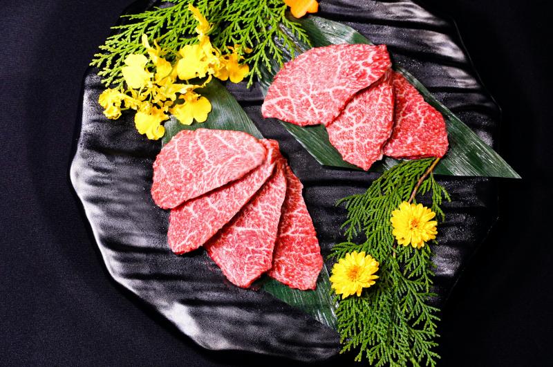 燒肉名店「哞哞屋」開春菜單注新血， 只要1688！日本A5、見島和牛、巨大海虎蝦、北海道帆立貝火烤二式吃到飽超過癮！