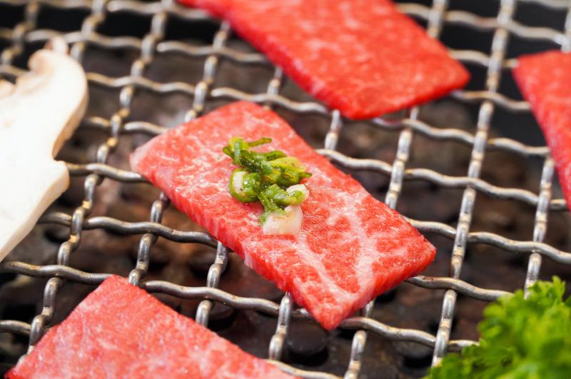 燒肉名店「哞哞屋」開春菜單注新血， 只要1688！日本A5、見島和牛、巨大海虎蝦、北海道帆立貝火烤二式吃到飽超過癮！