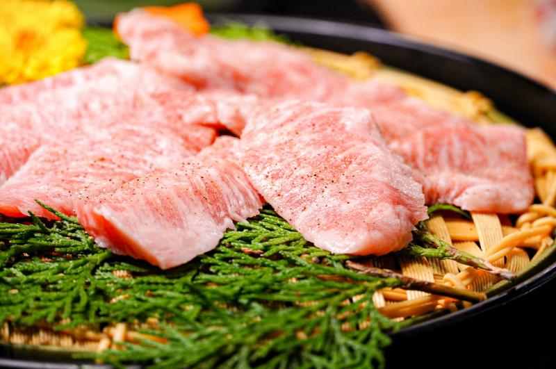 燒肉名店「哞哞屋」開春菜單注新血， 只要1688！日本A5、見島和牛、巨大海虎蝦、北海道帆立貝火烤二式吃到飽超過癮！