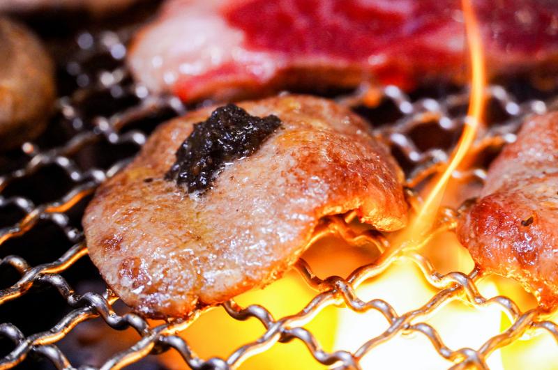 燒肉名店「哞哞屋」開春菜單注新血， 只要1688！日本A5、見島和牛、巨大海虎蝦、北海道帆立貝火烤二式吃到飽超過癮！