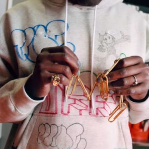 時尚好難懂！束帶手環之後，AMBUSH 再推「看不到時間手錶」還要收你 2.2 萬