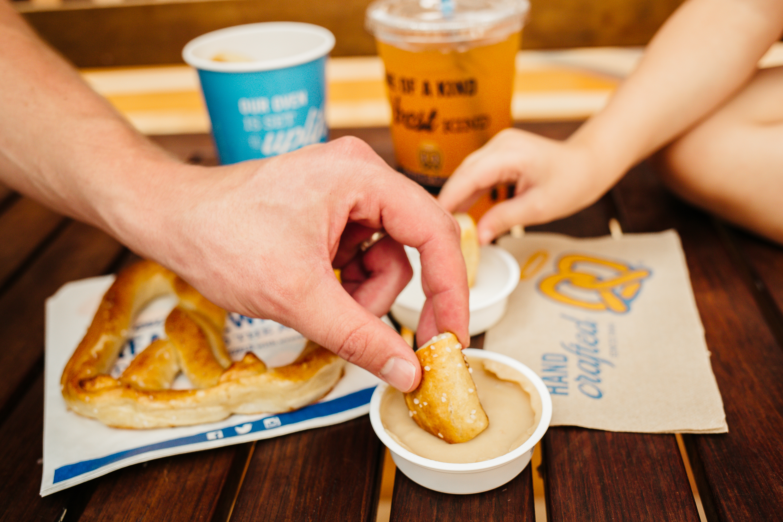 美味蝴蝶餅新選擇！Auntie Anne’s 推出全新沾醬系列，五種口味帶來多重味蕾饗宴！