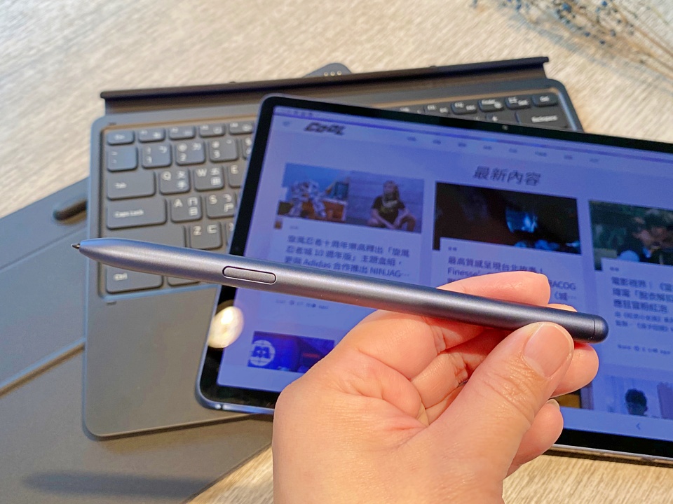 Galaxy Tab S7｜S7+ 隨機附送S Pen，擬真的書寫體驗是校園與職場的得力助手