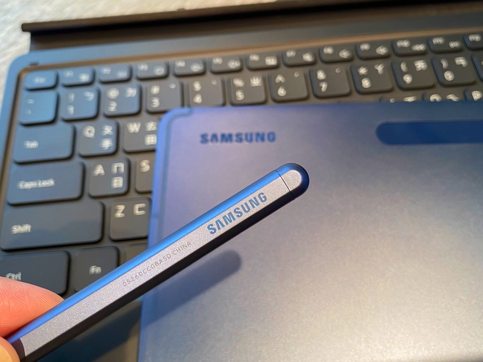 Galaxy Tab S7｜S7+ 隨機附送S Pen，擬真的書寫體驗是校園與職場的得力助手