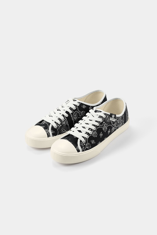 台灣販售預告｜ GD 也會想收？三原康裕 MIHARA YASUHIRO x GU 聯乘系列即將開賣，鞋款 $1800 有找！