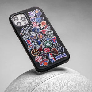 我愛 NBA！CASETiFY 首度攜手跨界聯名推「18 K金冠軍盃」「籃球手感」「經典 logo」iPhone 手機殼