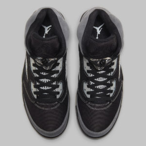 今晚想來點不一樣的黑魂？全新 Air Jordan 5「煤炭黑」即將在台發售，平民版 Off-White 聯名絕對要入手！