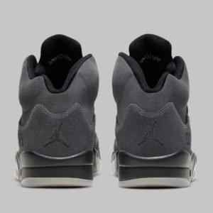 今晚想來點不一樣的黑魂？全新 Air Jordan 5「煤炭黑」即將在台發售，平民版 Off-White 聯名絕對要入手！