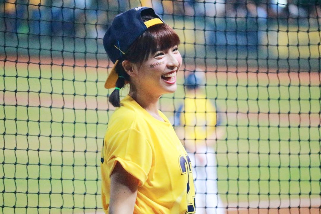 峮峮全新應援影片 35 萬人次著迷！網友提問：「為什麼短短 6 秒看了 10 分鐘看不完？」