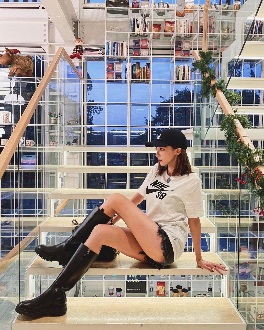 奎丁換穿「童貞殺毛衣」討禮物！粉絲暈船 300 萬賓士、iPhone 手機...豪禮排隊隨她挑