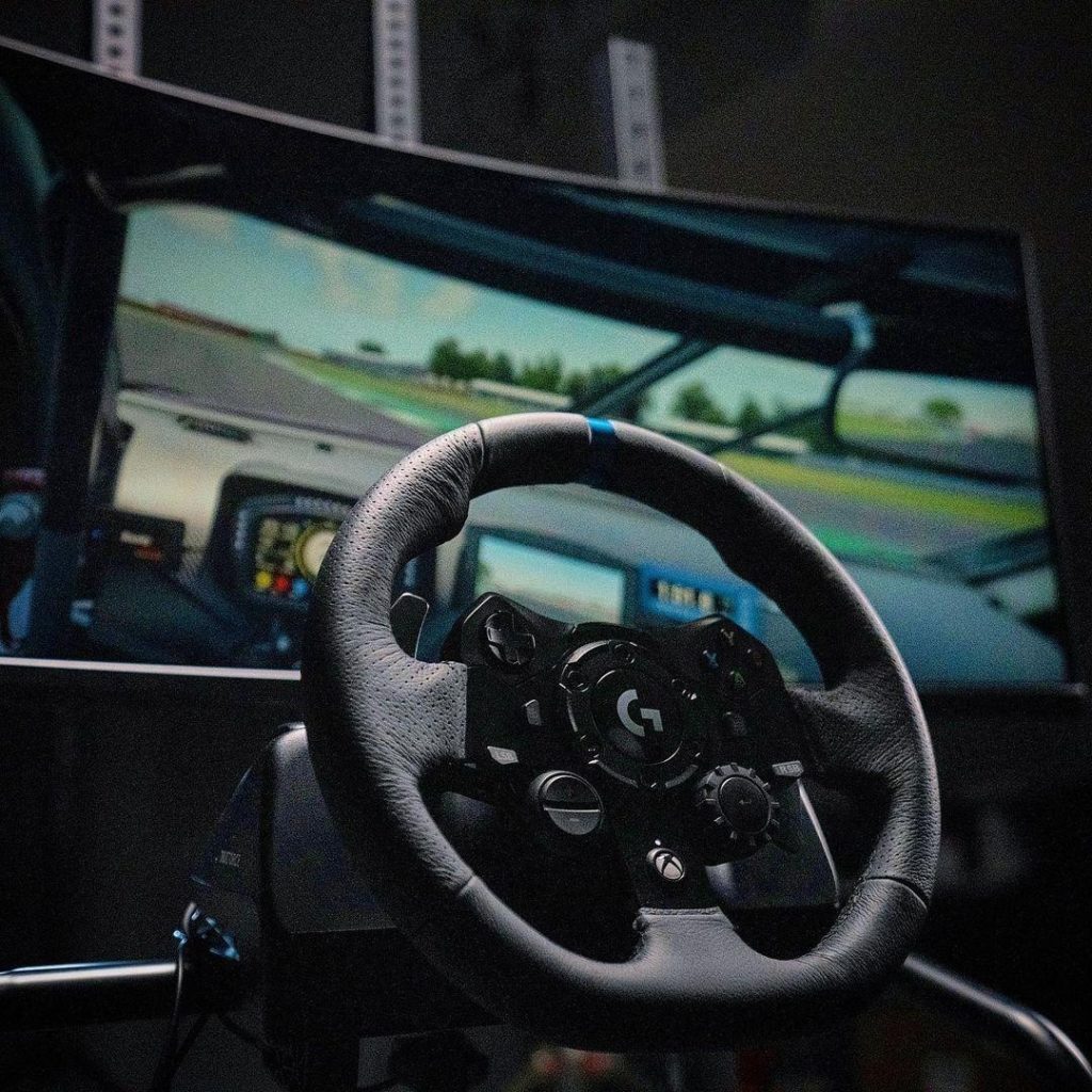 2020年9月Logitech G推出的模擬賽車方向盤G923，以獨家科技帶來最貼近真實體驗的遊戲和設備，讓玩家感受到虛擬賽車的刺激與樂趣。