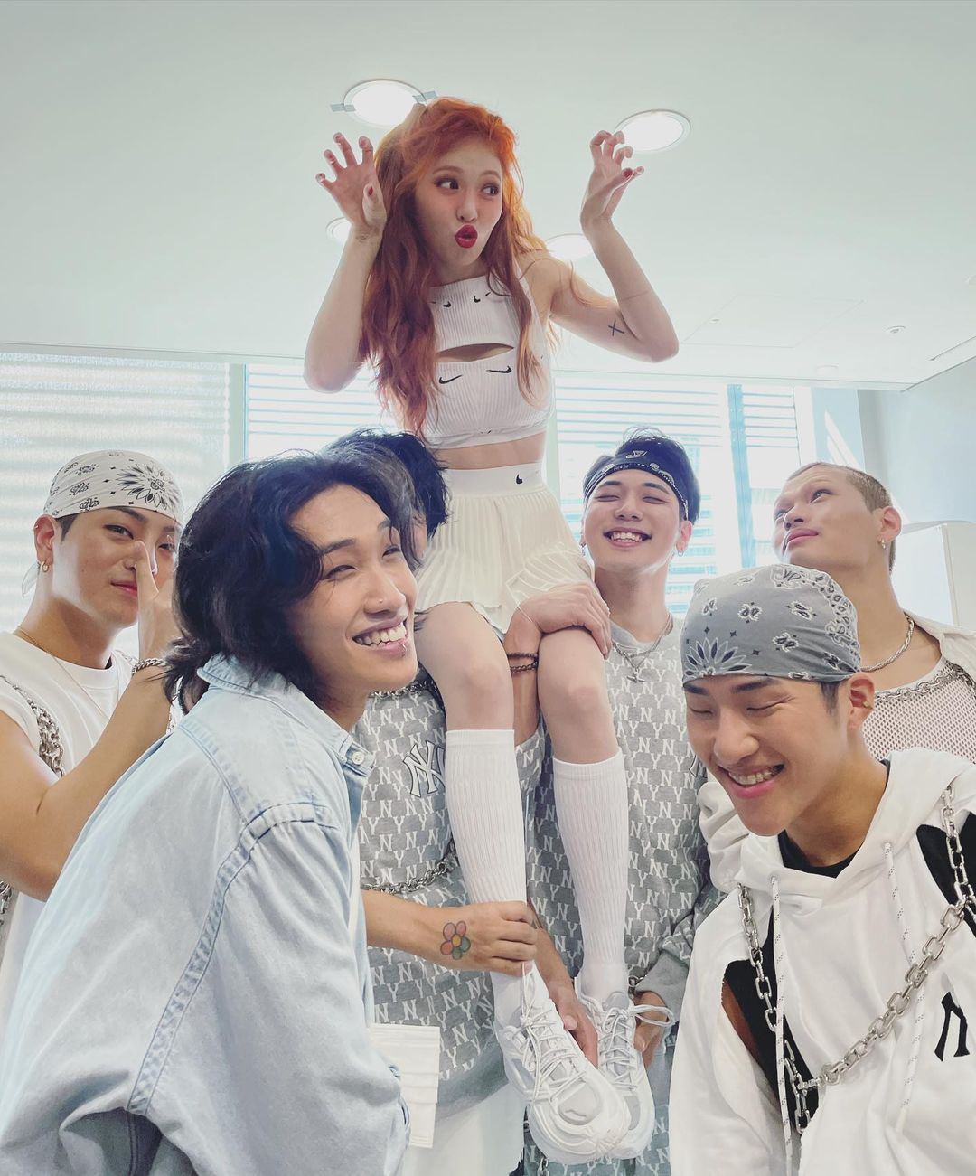 妹子衣櫃｜帶貨女王泫雅又放火！女神親自回覆粉絲「NIKE 挖空背心」打歌服哪裡買！