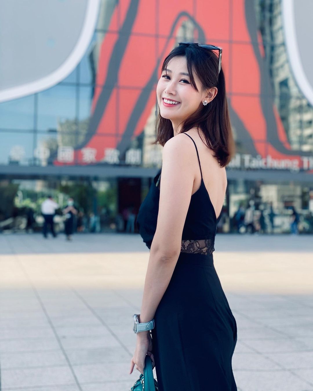 木曜女神泱泱被比下去了！鄉民詢問度爆表「黑絲襪長腿正妹空姐」神到了！