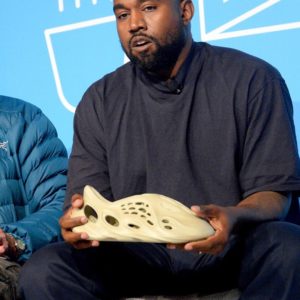 你各位貢獻了多少？美媒指肯爺因 YEEZY 系列成美國史上最富有黑人，等 GAP 聯名發售還會賺更多！
