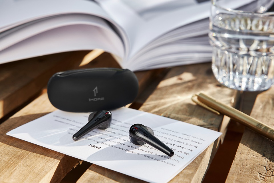 創新設計獎降噪耳機 3.5K 有找！1MORE ComfoBuds Pro 四段降噪自由換，聆聽新「靜」界