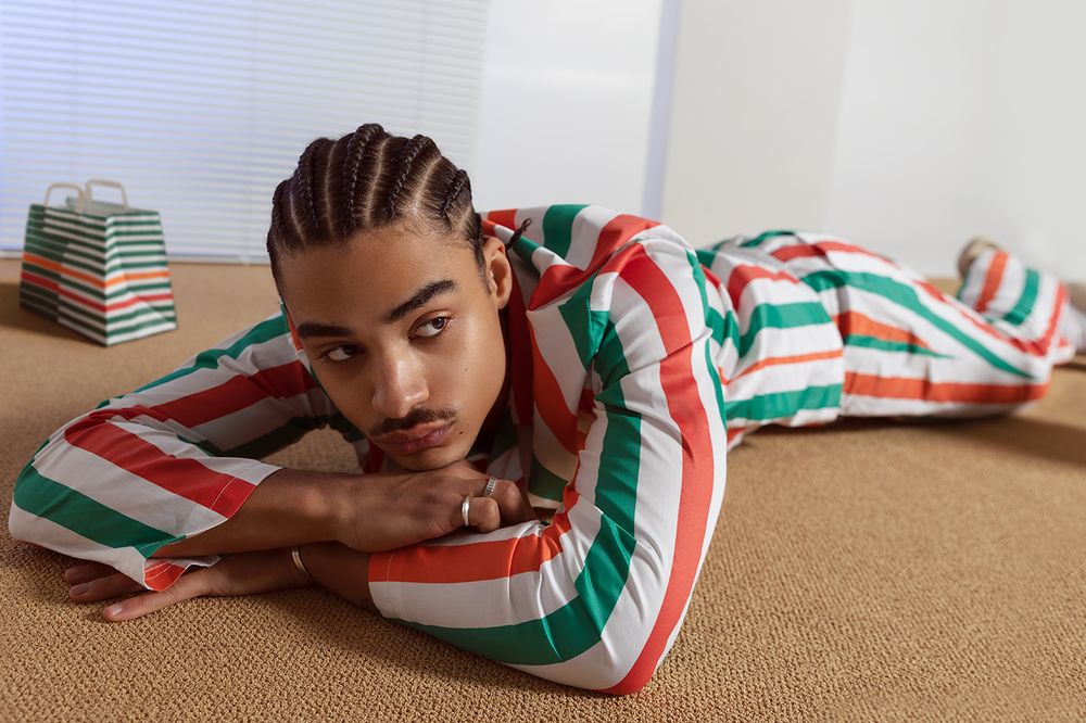 在家也要潮！便利商店 7-11 推出「限量版睡衣」，就連 YEEZY 拖鞋竟也入鏡？