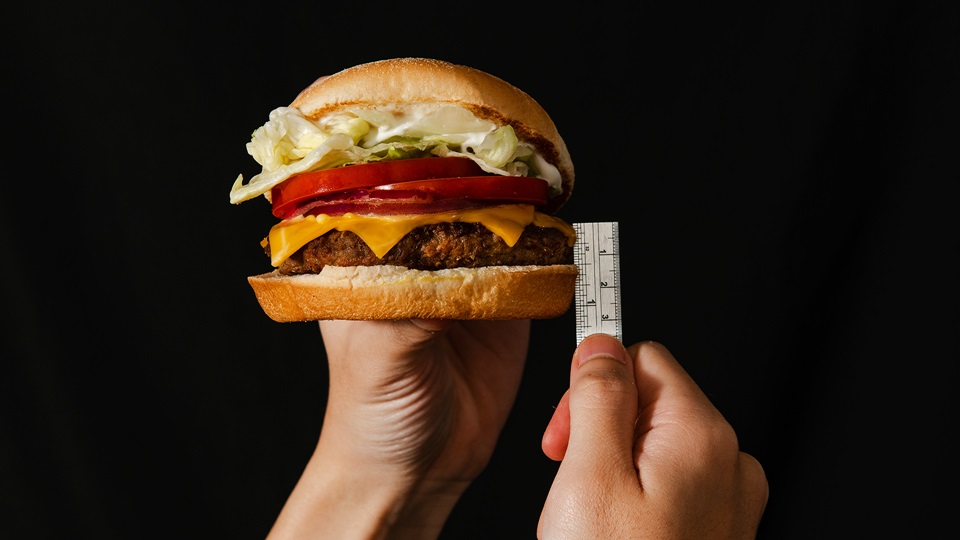 15mm「三倍厚｣的安格斯系列牛堡，以「最真、最厚、最狂」完勝速食業界，稱霸頂級牛堡之王！