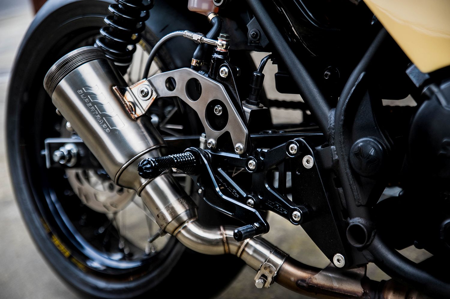 居然是大野狼！Mike's Garage 以 SYM 三陽機車 SB300 打造獨一無二的 68 號手工改裝車！