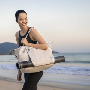 女力美學即刻閃耀! Kipling 初春新包款全新上市,竟然還可收納瑜珈墊!