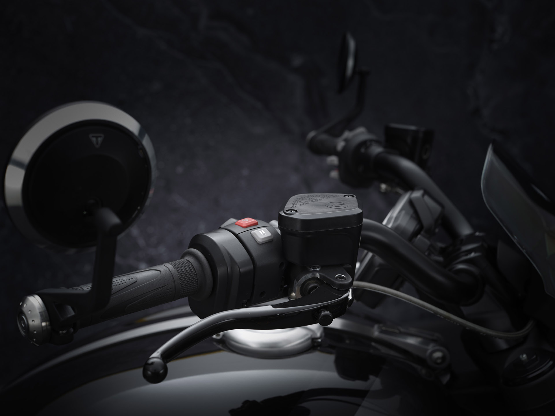 有一種黑稱作 Triumph！凱旋重機 ROCKET 3 R BLACK、ROCKET 3 GT TRIPLE BLACK 限量特仕車登場！