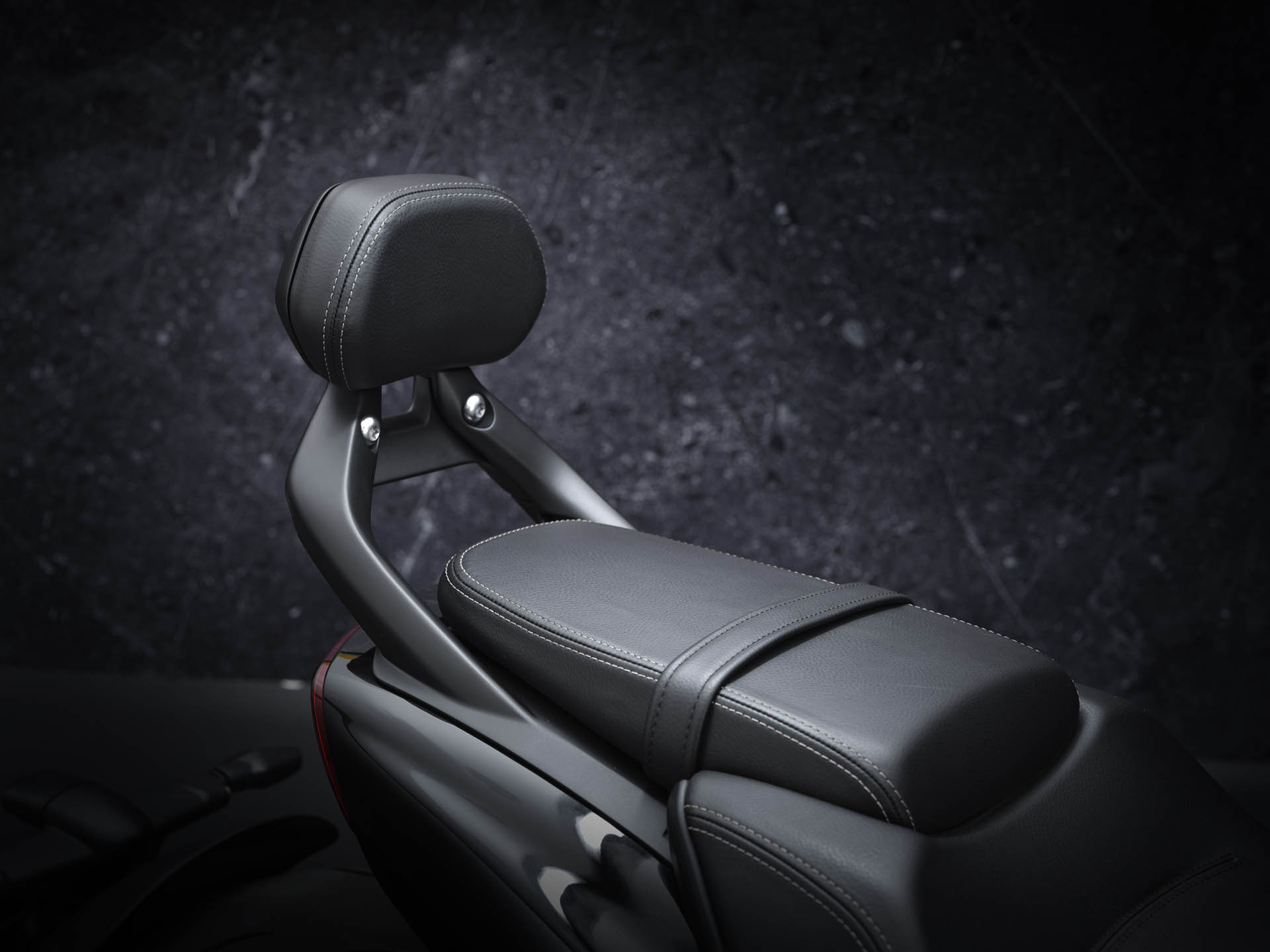 有一種黑稱作 Triumph！凱旋重機 ROCKET 3 R BLACK、ROCKET 3 GT TRIPLE BLACK 限量特仕車登場！