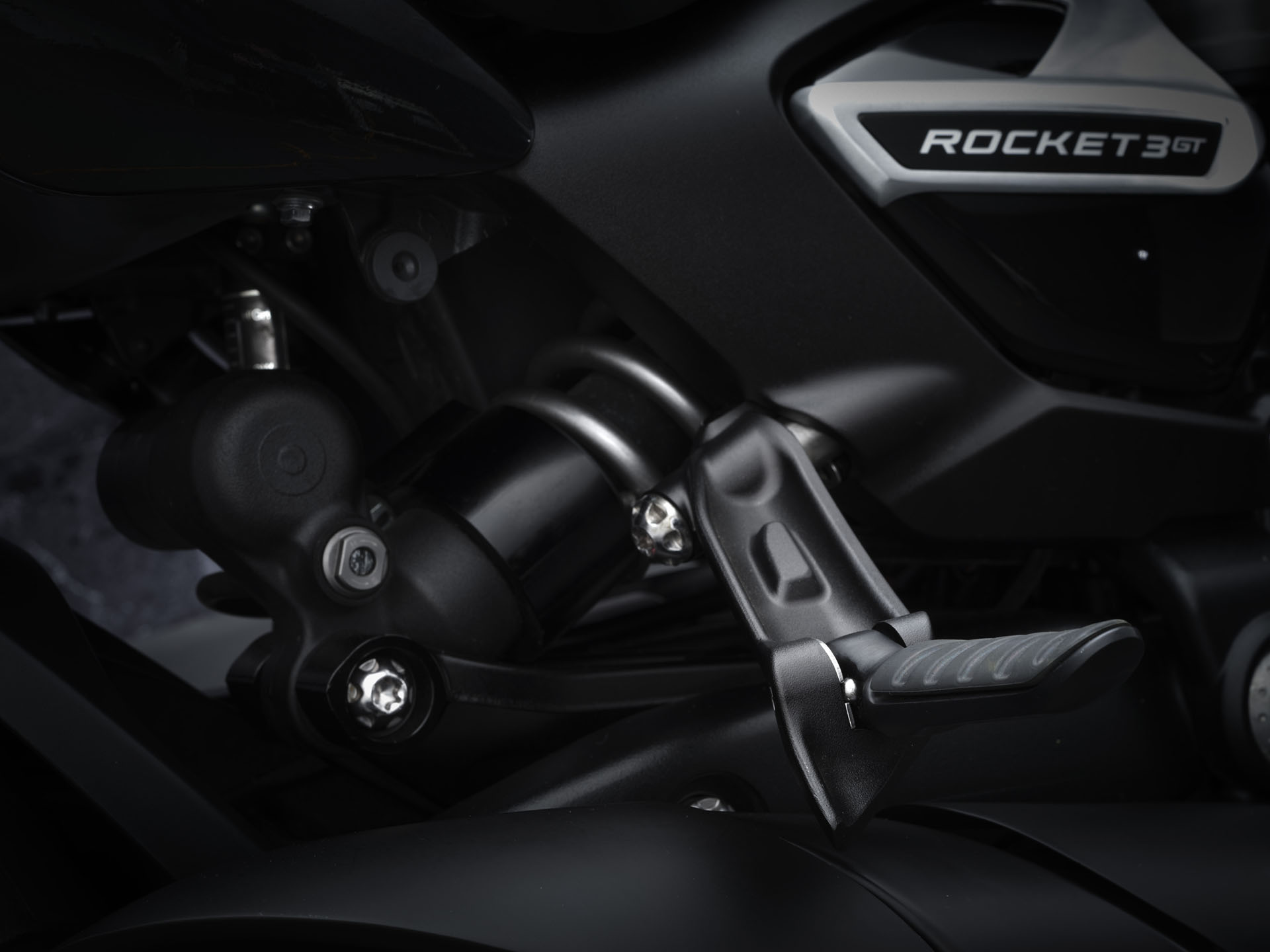 有一種黑稱作 Triumph！凱旋重機 ROCKET 3 R BLACK、ROCKET 3 GT TRIPLE BLACK 限量特仕車登場！