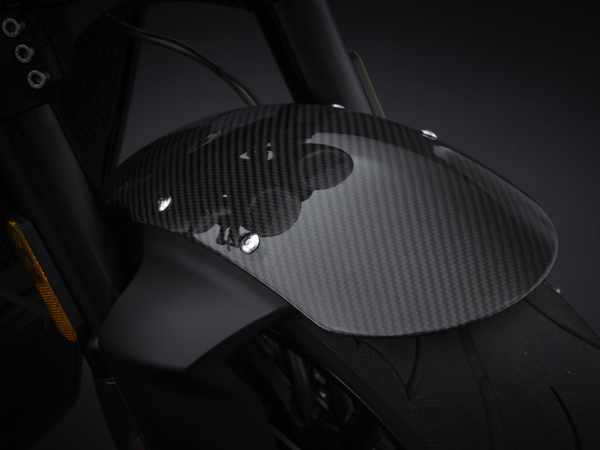 有一種黑稱作 Triumph！凱旋重機 ROCKET 3 R BLACK、ROCKET 3 GT TRIPLE BLACK 限量特仕車登場！