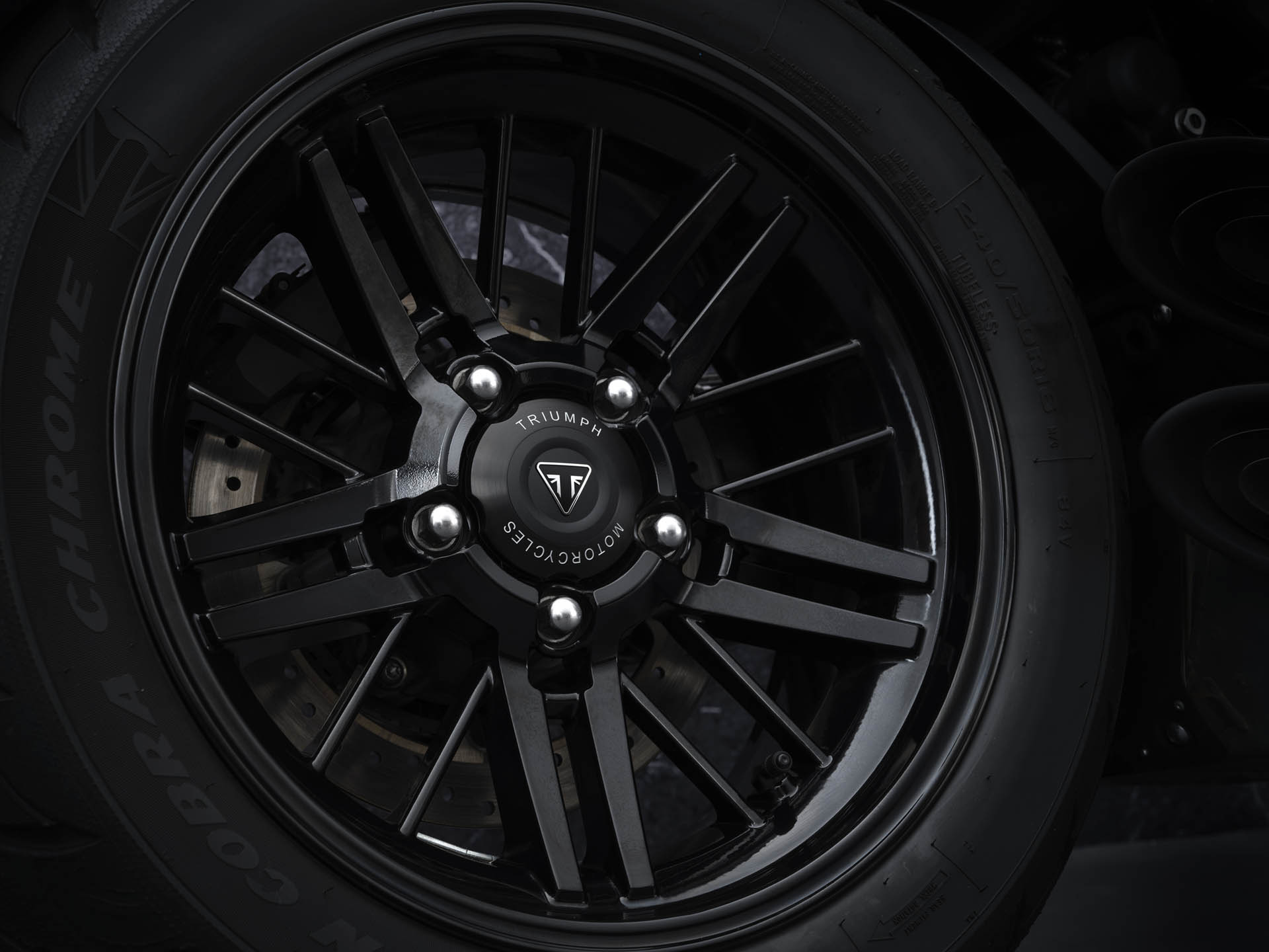 有一種黑稱作 Triumph！凱旋重機 ROCKET 3 R BLACK、ROCKET 3 GT TRIPLE BLACK 限量特仕車登場！