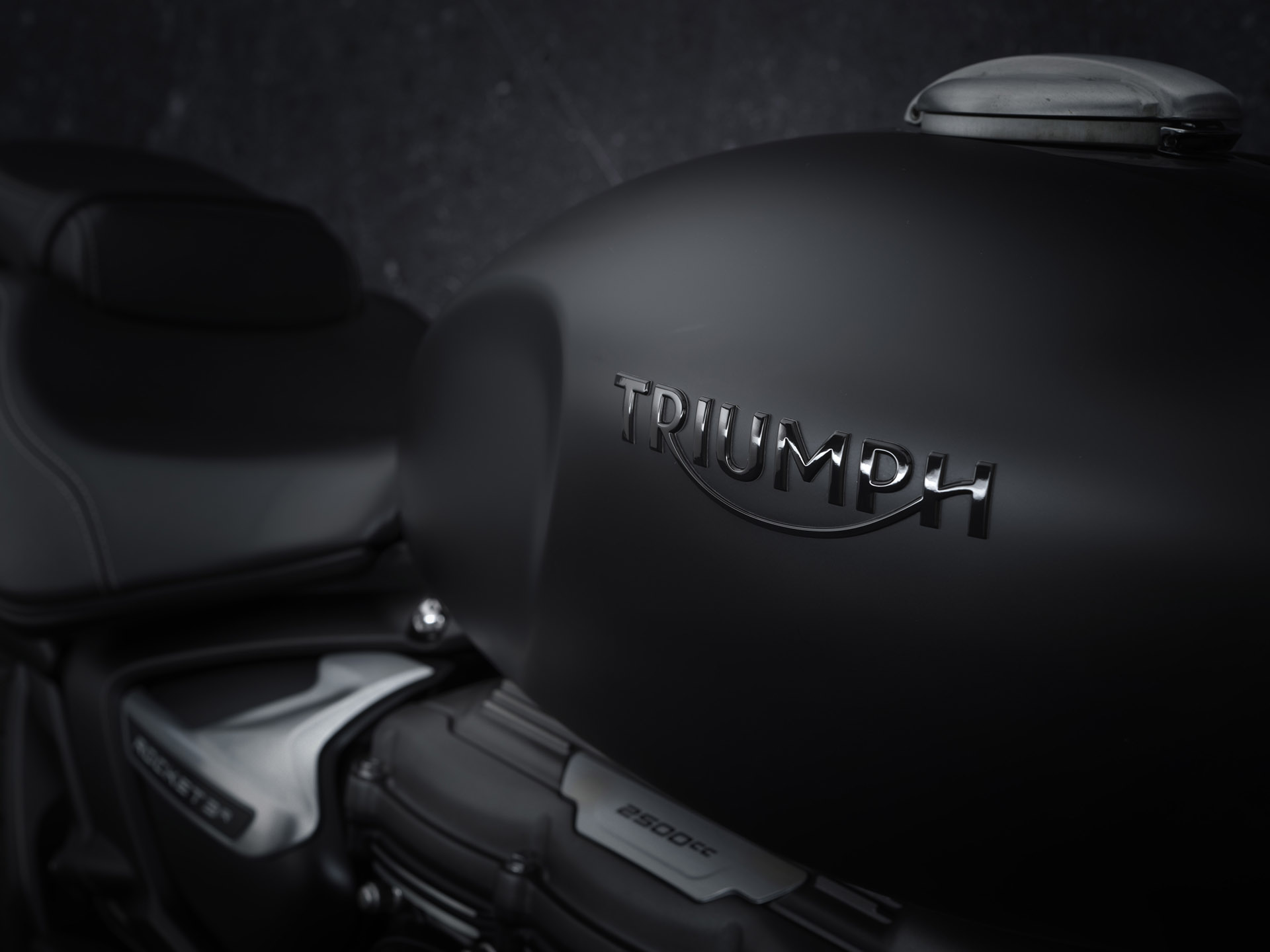 有一種黑稱作 Triumph！凱旋重機 ROCKET 3 R BLACK、ROCKET 3 GT TRIPLE BLACK 限量特仕車登場！