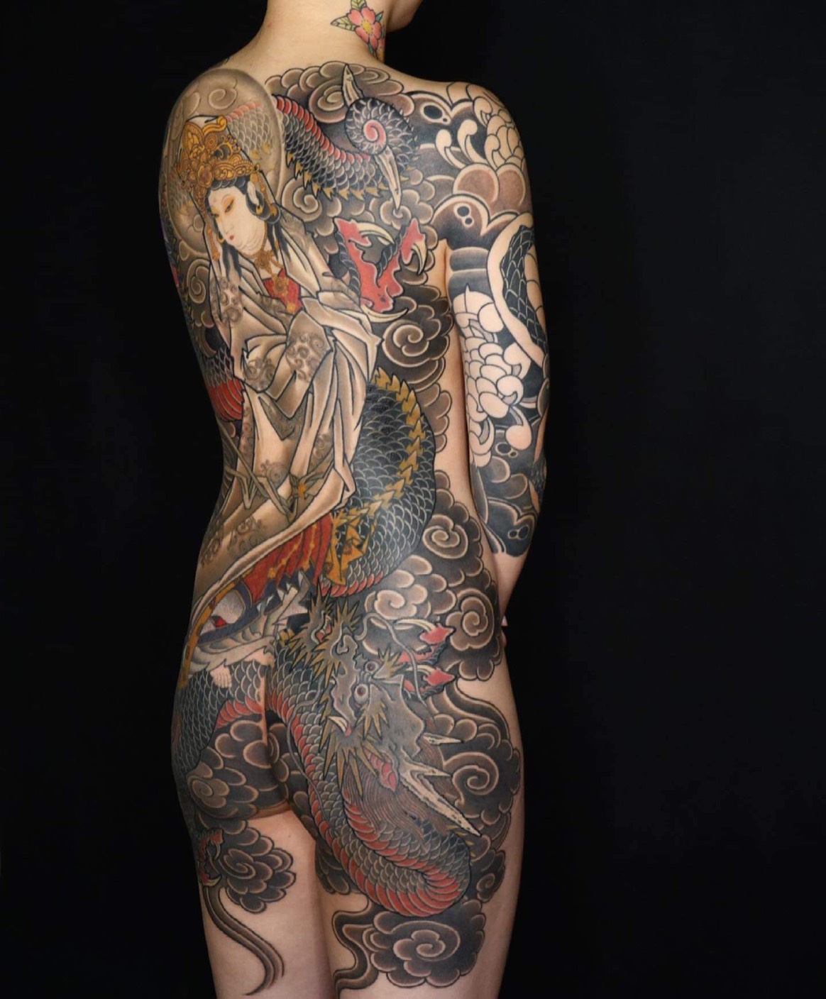 專訪 │ 驚人豪奪刺青展「金銀銅牌」！彫柏 親自解析冠軍作品《座龍觀音》細節、更直言 