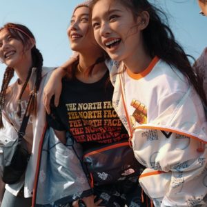 激似 GUCCI 聯乘系列！林允出鏡 THE NORTH FACE 推出 2021 春夏女子專屬系列， Outdoor 妹子就這樣穿！