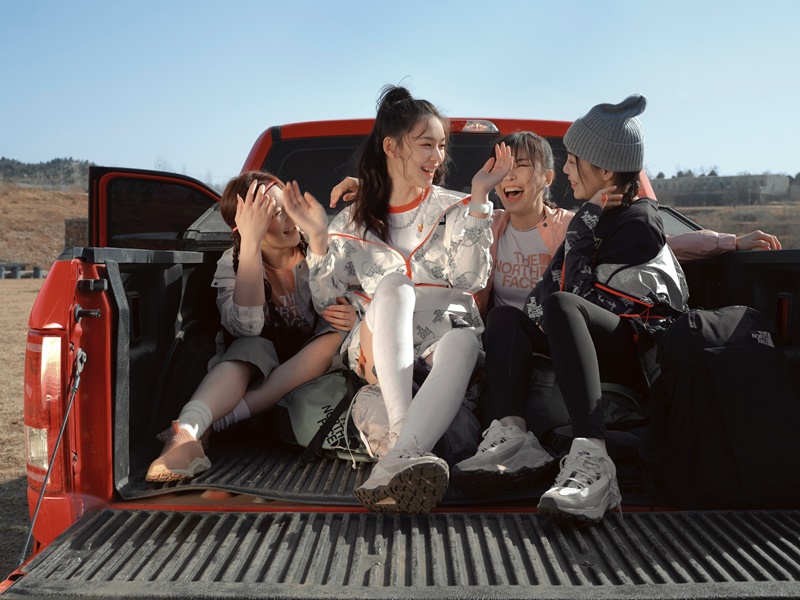 激似 GUCCI 聯乘系列！林允出鏡 THE NORTH FACE 推出 2021 春夏女子專屬系列， Outdoor 妹子就這樣穿！