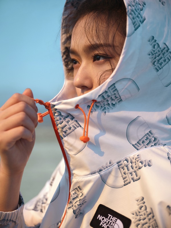 激似 GUCCI 聯乘系列！林允出鏡 THE NORTH FACE 推出 2021 春夏女子專屬系列， Outdoor 妹子就這樣穿！