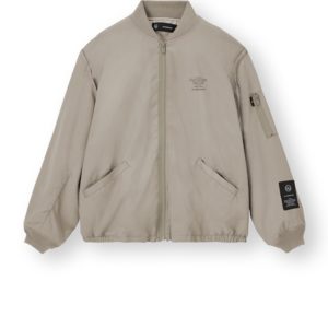 台灣販售預告｜百元買到高橋盾單品！ UNDERCOVER x GU 破天荒聯乘系列登場，經典蘋果和 Logo 輕鬆入手！#文末贈Tee