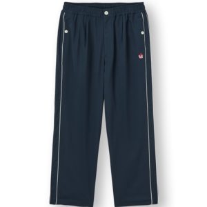 台灣販售預告｜百元買到高橋盾單品！ UNDERCOVER x GU 破天荒聯乘系列登場，經典蘋果和 Logo 輕鬆入手！#文末贈Tee