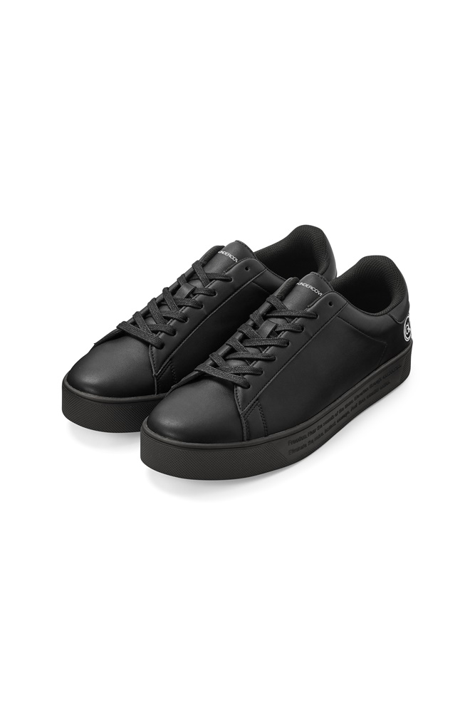 台灣販售預告｜百元買到高橋盾單品！ UNDERCOVER x GU 破天荒聯乘系列登場，經典蘋果和 Logo 輕鬆入手！#文末贈Tee