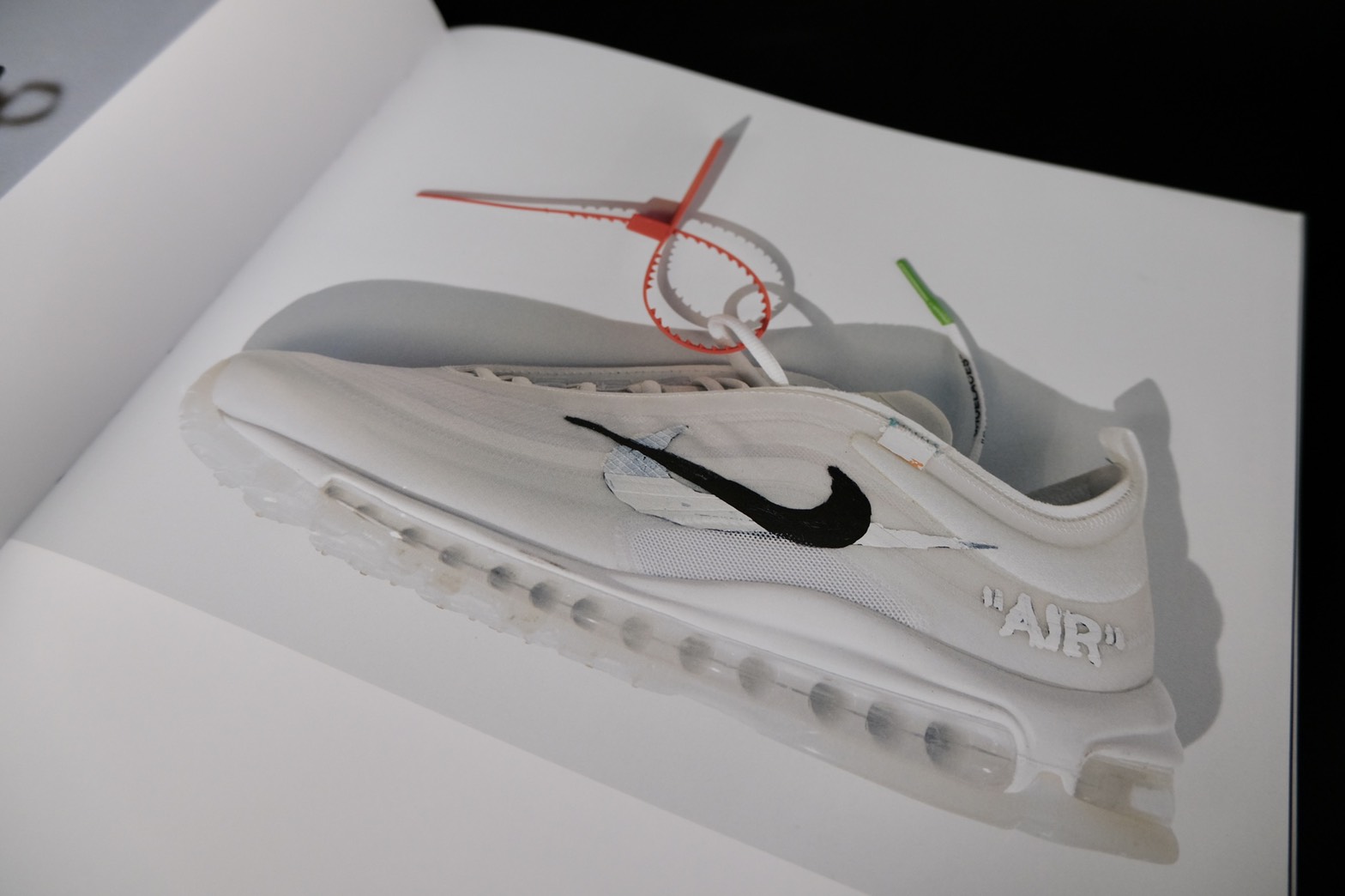 潮流社論｜開箱 Nike《ICONS》精裝書，藤原浩「認輸 OFF-White 的秘密」都在這本裡！