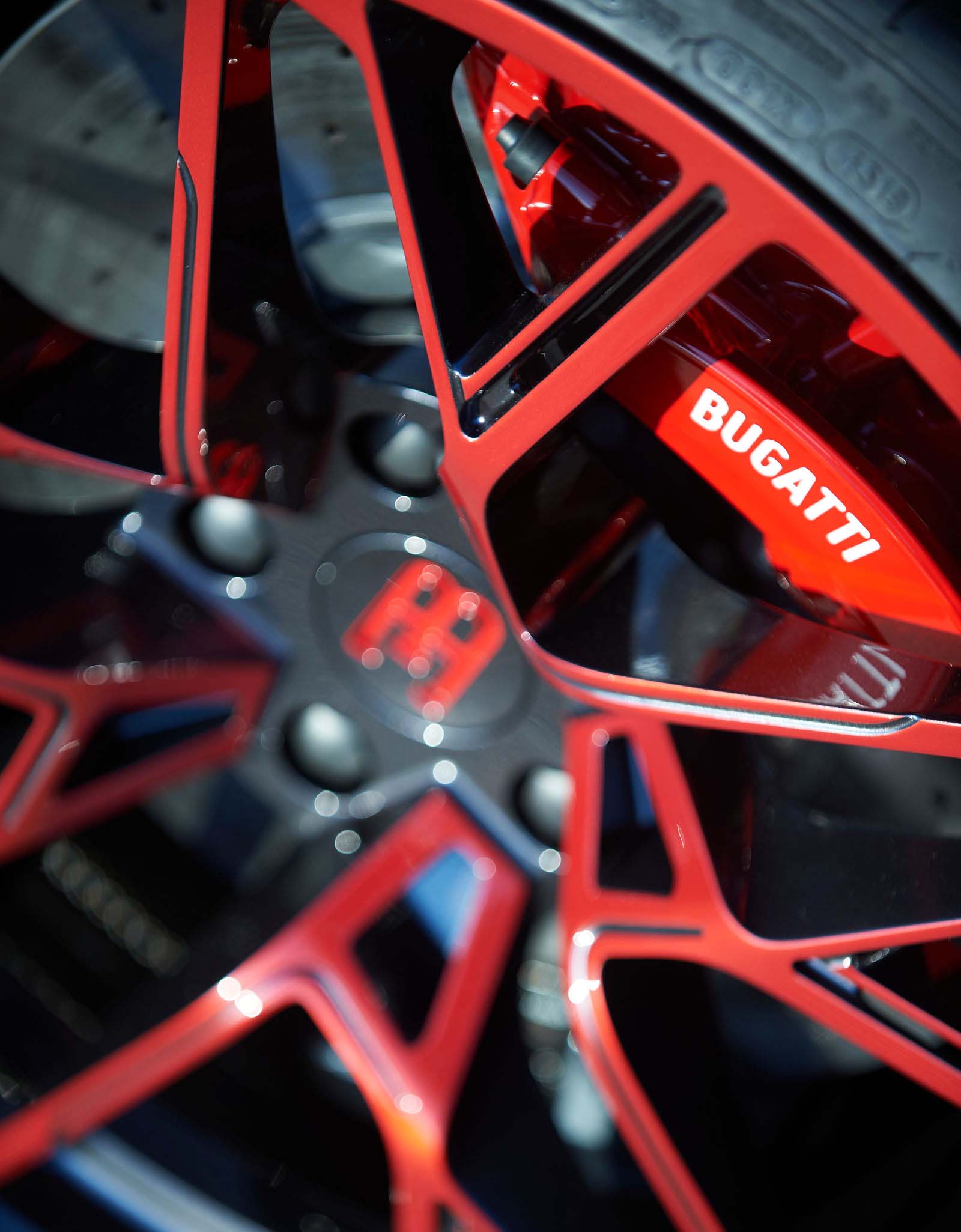 這不只是任性吧？Bugatti Divo Lady Bug 耗時兩年打造，光烤漆就比棟樓還貴！