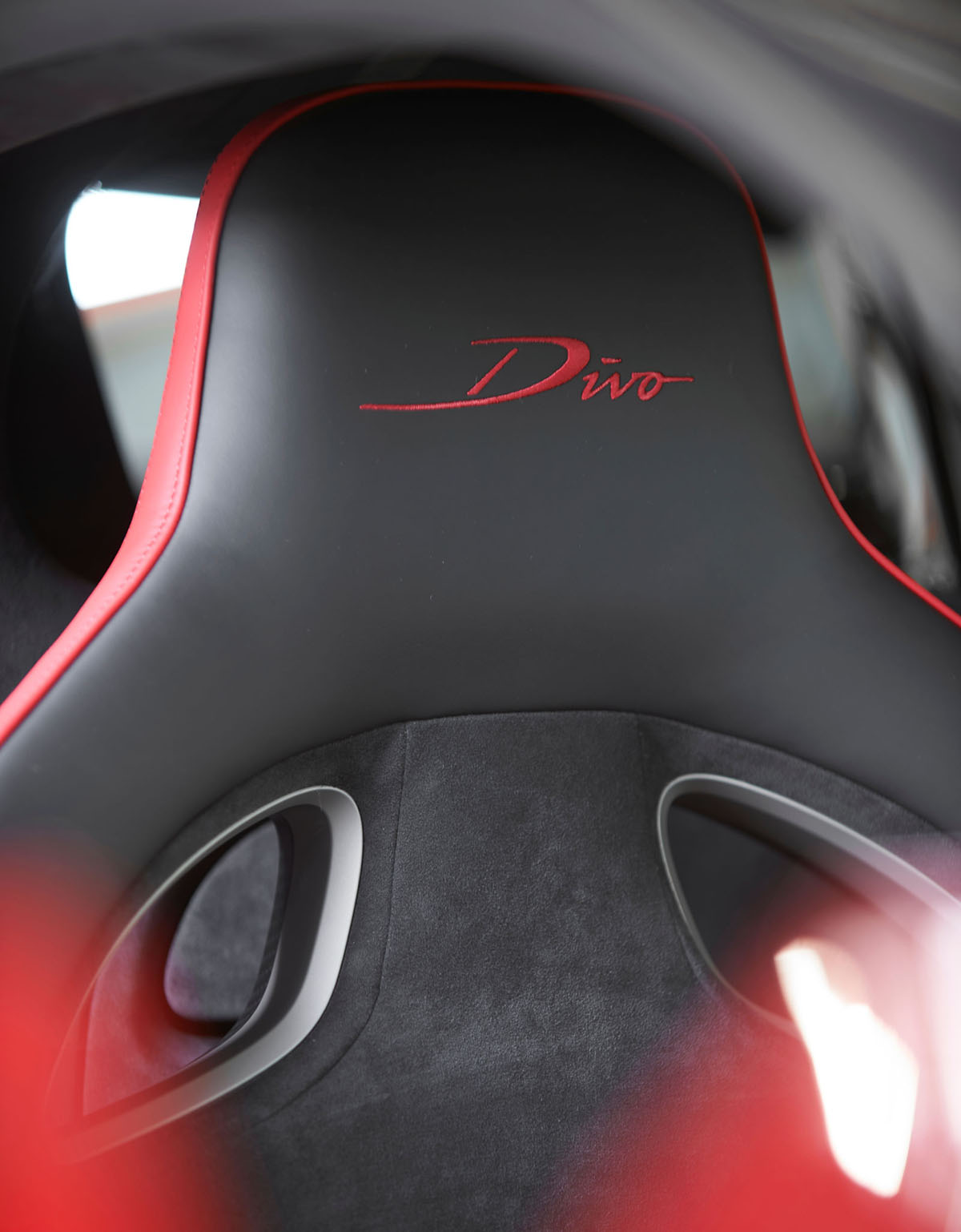 這不只是任性吧？Bugatti Divo Lady Bug 耗時兩年打造，光烤漆就比棟樓還貴！