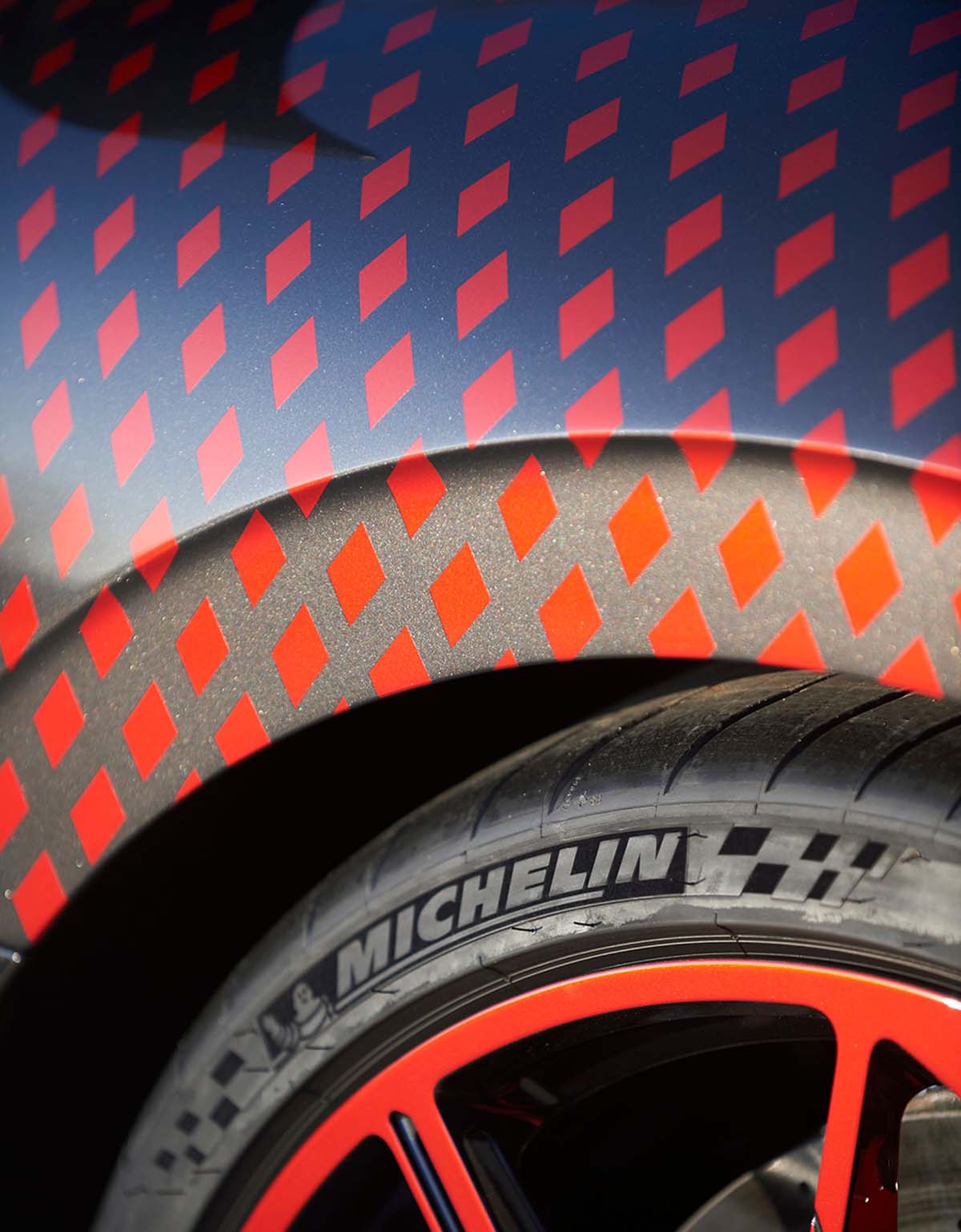 這不只是任性吧？Bugatti Divo Lady Bug 耗時兩年打造，光烤漆就比棟樓還貴！