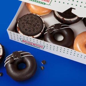 甜點控吃起來！Krispy Kreme 推出「OREO 聯名甜甜圈」，這餡料讓你肥死也甘願！