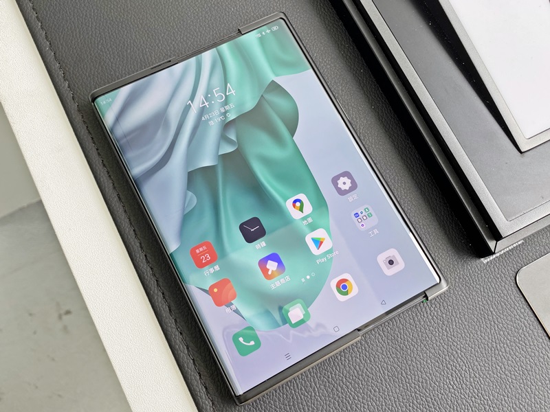 OPPO X 2021 卷軸螢幕概念機信義區快閃亮相！伸縮自如，手機兼平板一機就夠
