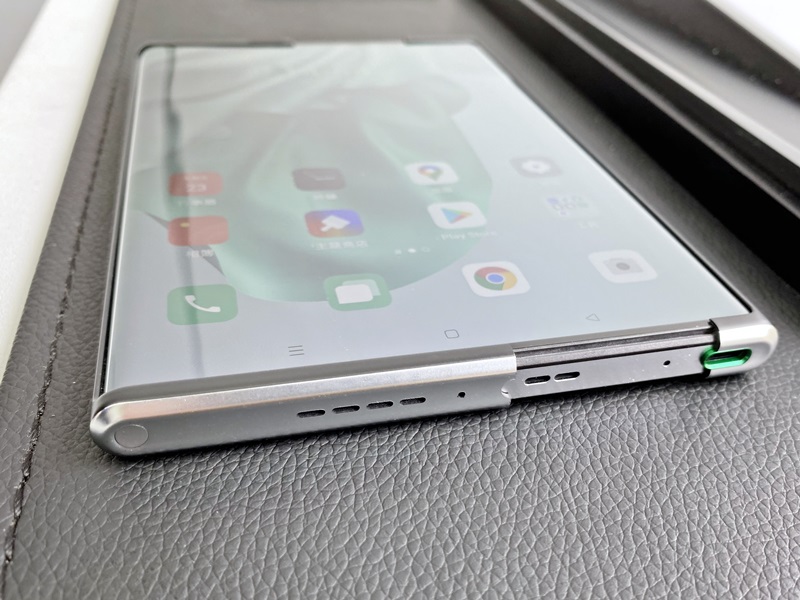 OPPO X 2021 卷軸螢幕概念機信義區快閃亮相！伸縮自如，手機兼平板一機就夠
