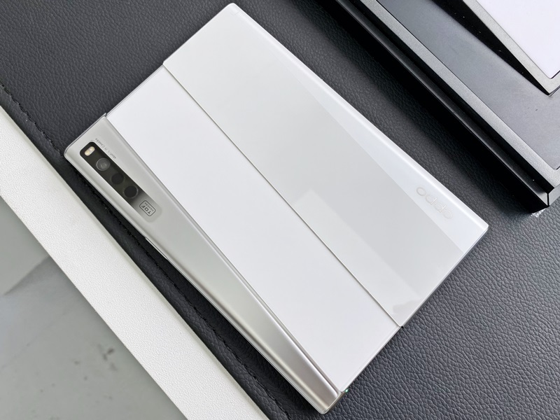 OPPO X 2021 卷軸螢幕概念機信義區快閃亮相！伸縮自如，手機兼平板一機就夠