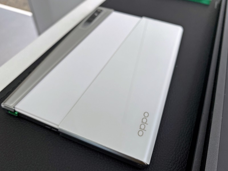 OPPO X 2021 卷軸螢幕概念機信義區快閃亮相！伸縮自如，手機兼平板一機就夠