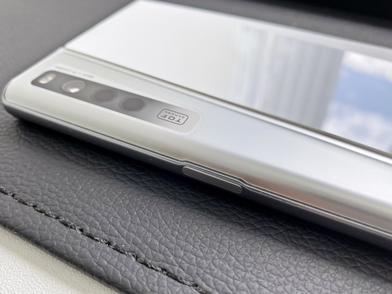 OPPO X 2021 卷軸螢幕概念機信義區快閃亮相！伸縮自如，手機兼平板一機就夠