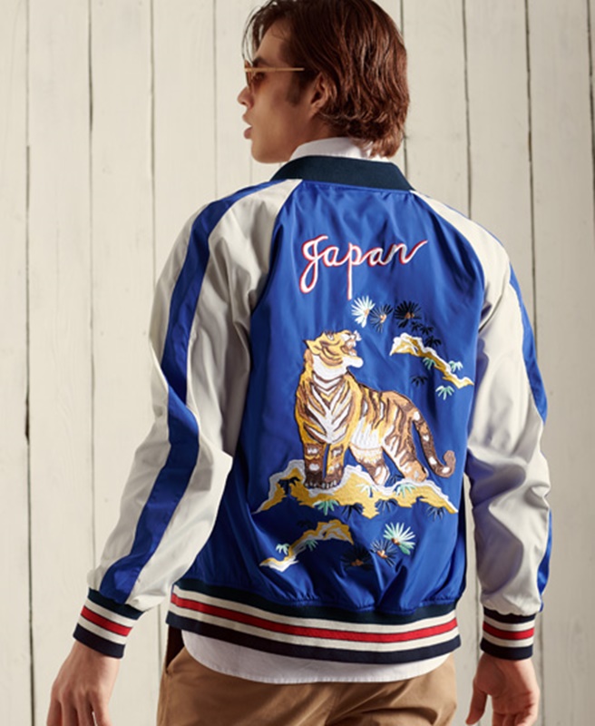不再是「極度乾燥」！英國服飾品牌 SUPERDRY 「冒險魂」迎來新樣貌，橫須賀外套帥到炸裂！